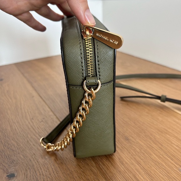 Michael Kors crossbody purse - Picture 4 of 7